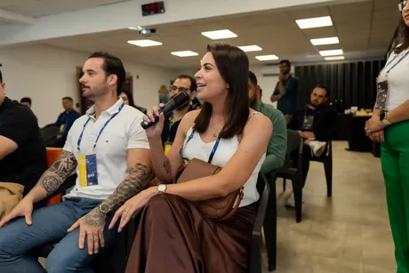 Grupo de empresários reunido em evento do GEB