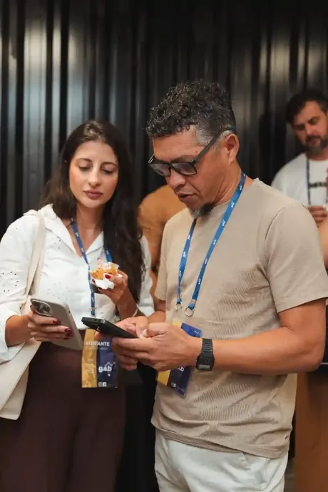 Grupo de empresários reunido em evento do GEB