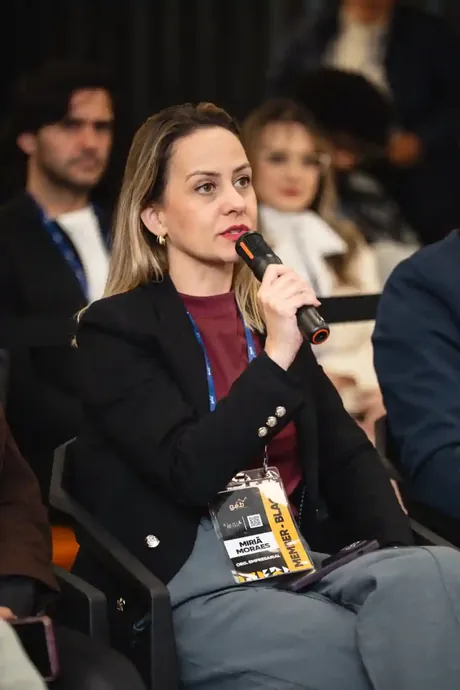Grupo de empresários reunido em evento do GEB