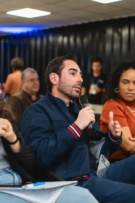 Empresários em roda de conversa durante encontro do GEB