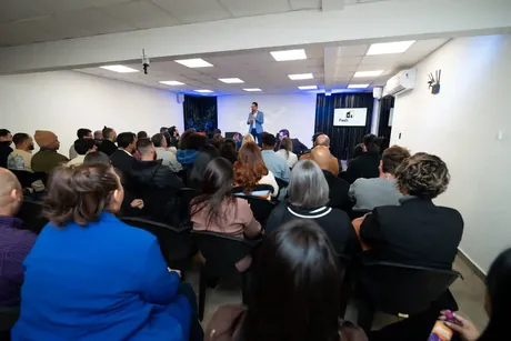Grupo de empresários reunido em evento do GEB