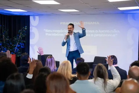 Empresário palestrando para a comunidade GEB