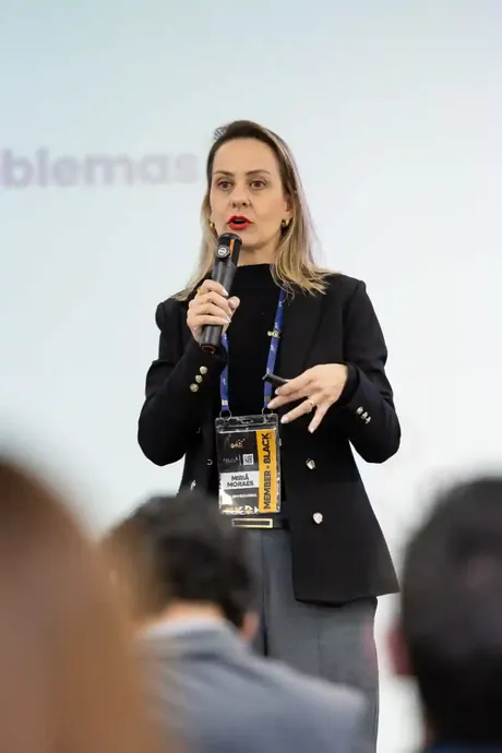 Participante compartilhando experiência na comunidade GEB