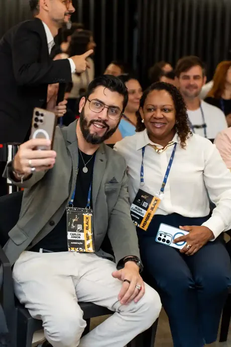 Grupo de empresários reunido em evento do GEB