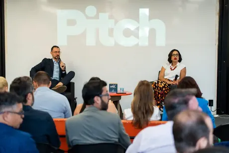 Empresários em roda de conversa durante encontro do GEB