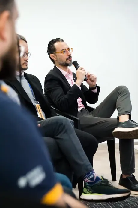 Empresário palestrando para a comunidade GEB