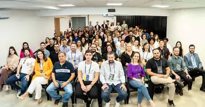 Empresário compartilhando ideias durante um encontro do GEB
