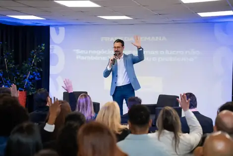 Empresários conectando durante um encontro do GEB